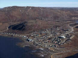 Vue aérienne du village de Kangiqsujuaq au Nunavik