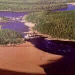 Vue aérienne sur la rivière Natashquan et les bancs de sable