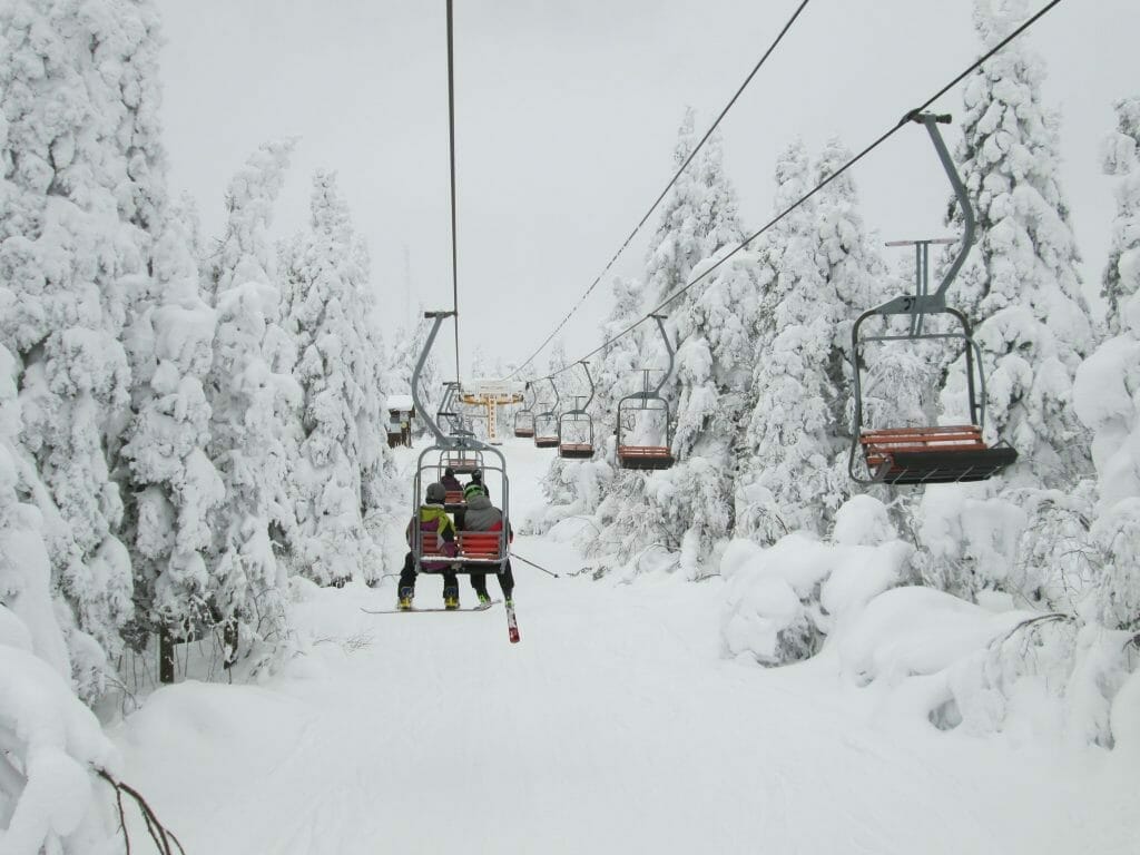 Skieurs dans le remonte pente pour une jounée de ski au parc du Mont-Comi